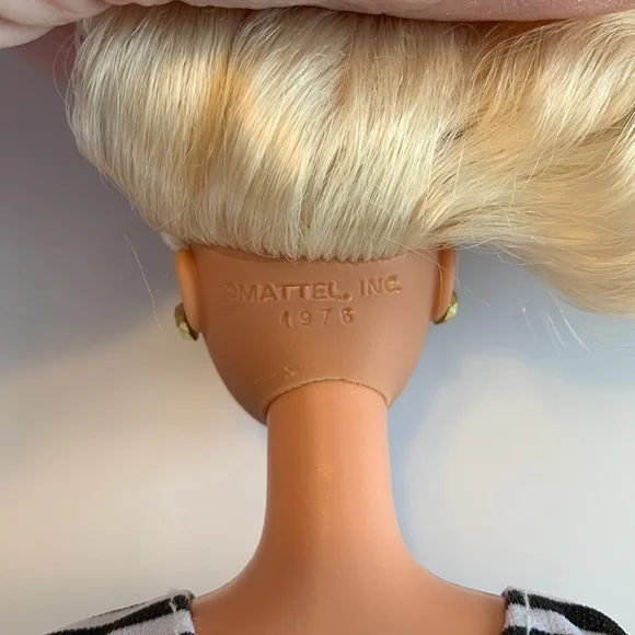 Vintage Barbie, Holiday Barbie 1991 #1871 - Picture 7 of 16